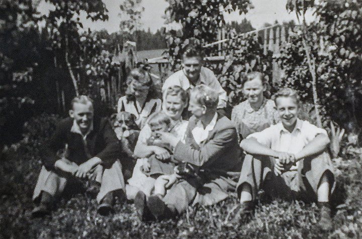 Sünnipäevad – Mõnus olemine Laupal. vasakul all Anton, üleval paremal Helmi ja vasakul Juuli, keskel Harald